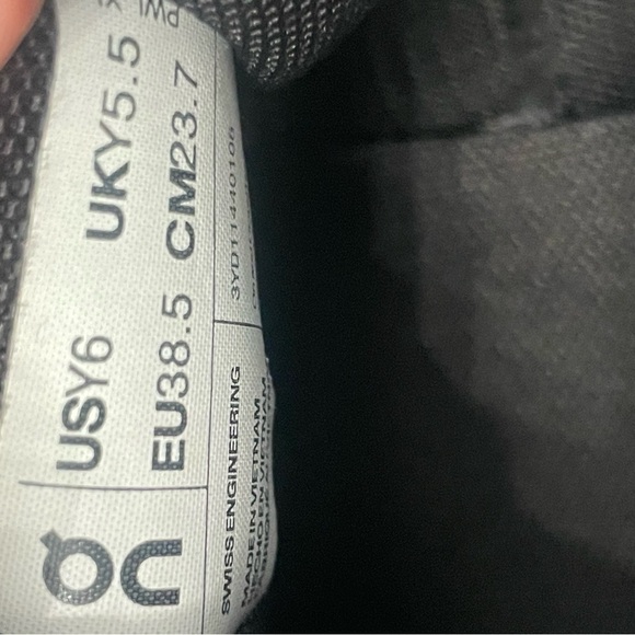 ON RUNNING Cloud Sky Sneakers Black 6 Youth - Picture 7 of 8